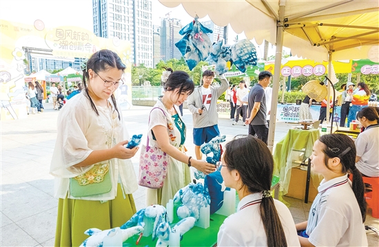 团新会区委在新汇·大融城开设青年文化创意集市。