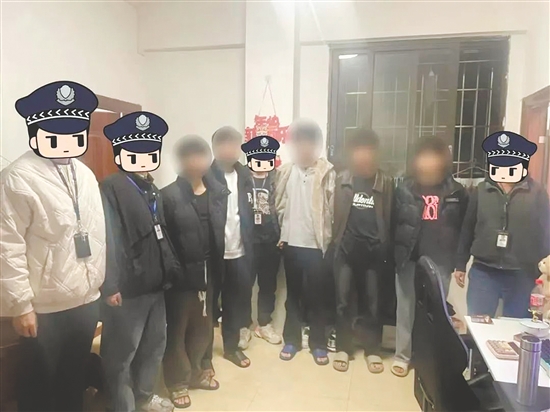 新会公安抓获5名违法嫌疑人，查获全套制卡设备及作案工具。