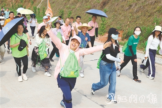 徒步爱好者沿青年水库步行，穿梭于花海与绿林间，感受“体育+生态”的魅力。