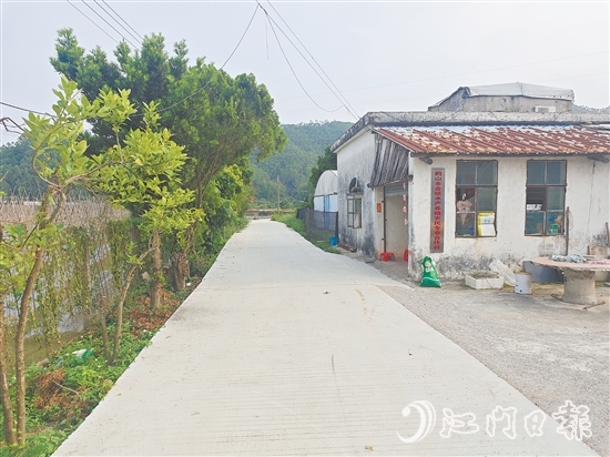 李伟业的养殖基地门前的村道得到升级改造，解决了困扰他许久的交通问题。