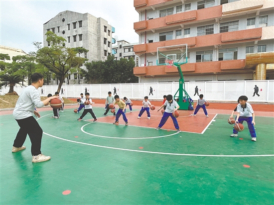 鹤山一中附属小学将篮球运动纳入体育常规课程，每周开设一节篮球普及课，培养学生对篮球运动的兴趣。