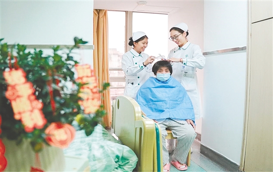 这是一双灵巧的手。“视病人如亲人”，江门市人民医院全科医学科护士化身理发师，手持剪刀与梳子，为留院过年患者修剪头发。一双巧手，一把剪刀，一把梳子，动作娴熟而轻柔，不仅打理出利落的发型，也带来了温暖的年味。