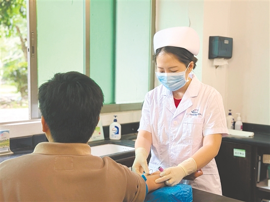 这是一双肩负重托的手。在江门市疾控中心抽血室，防艾护士手持采血器具，给来访者做抽血检测。每一次严谨操作的背后，承载的是阻断病毒传播，守护公众健康的坚实希望。