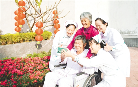 这是一双温暖相伴的手。“为您的开心而开心”，江门市人民医院泌尿外科护理团队与即将康复出院的患者及家属定格美好瞬间。快门按下的瞬间，医患笑容灿烂如新春暖阳，也留存了一段温暖的珍贵记忆。（何洁兰