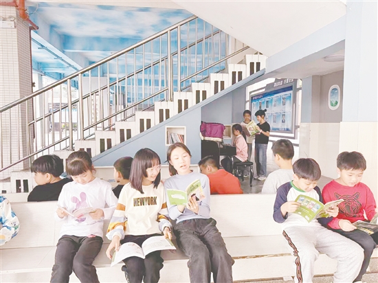 恩平市冯如小学的音乐书吧琴音悠扬，学生陶醉不已。