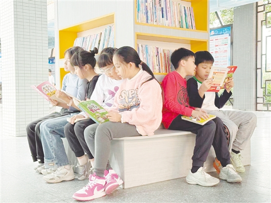 如今，恩平各校力争让学生们可随时畅游书海。