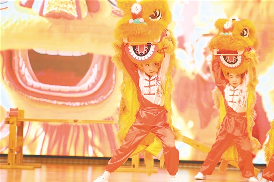 舞台上，幼儿园小醒狮卖力演出。