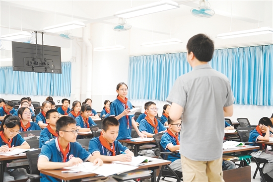 课堂上，学生回答老师的提问。