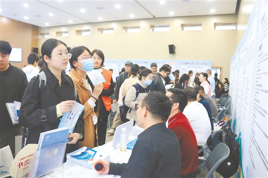 江门“十城百校”人才招聘专项行动累计收到简历近3500份，其中研究生学历人才占比41.43%。图为北京站江门企业招聘现场。