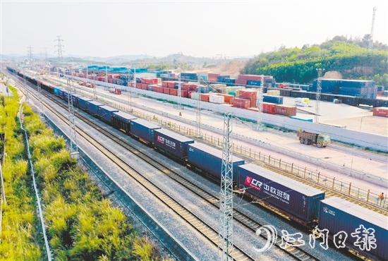 鹤山加快构建“水陆空铁”立体交通网络,畅通进出口物流大通道,助力构建更具国际竞争力的现代化产业体系。 鹤山加快构建“水陆空铁”立体交通网络,畅通进出口物流大通道,助力构建更具国际竞争力的现代化产业体系。