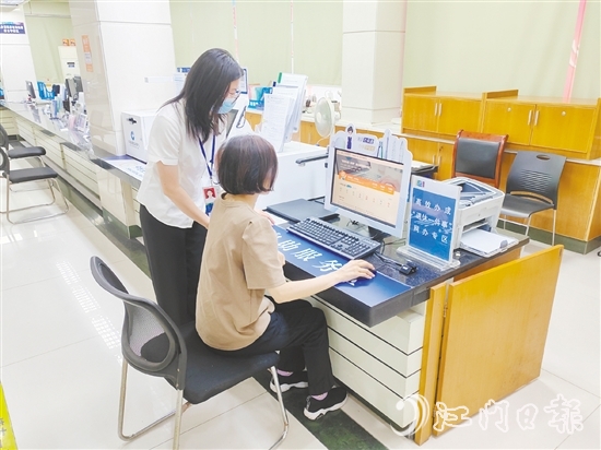 工作人员指导群众在“一件事”网办专区办理业务。