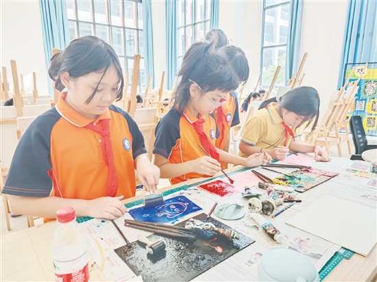 在鹤山工业城第一小学吹塑纸版画社团的课堂上，学生发挥想象力和创造力，创作自己喜爱的作品。