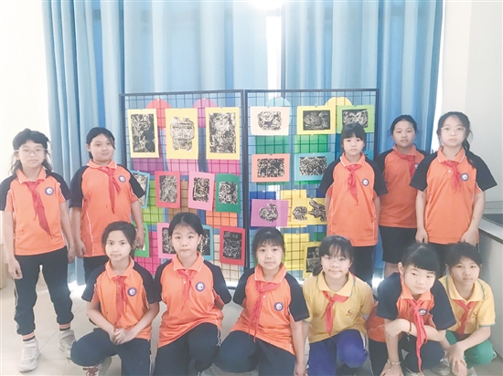 鹤山工业城第一小学为喜欢吹塑纸版画艺术的学生搭建展示平台。