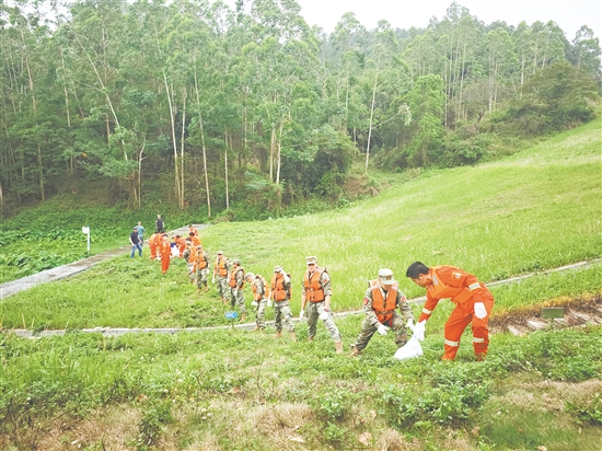 鹤山民兵进行山洪灾害应急救援演练。