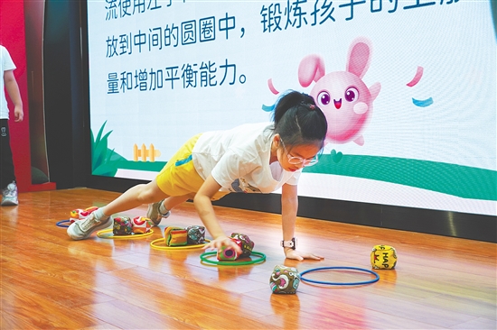 学生在体验趣味体态训练。