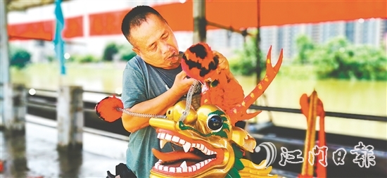 杜澄龙舟活动完整保留着农历四月初八“转龙头”、五月初一“旺龙日”等古礼。图为村民在“旺龙日”前整理龙头龙枣。