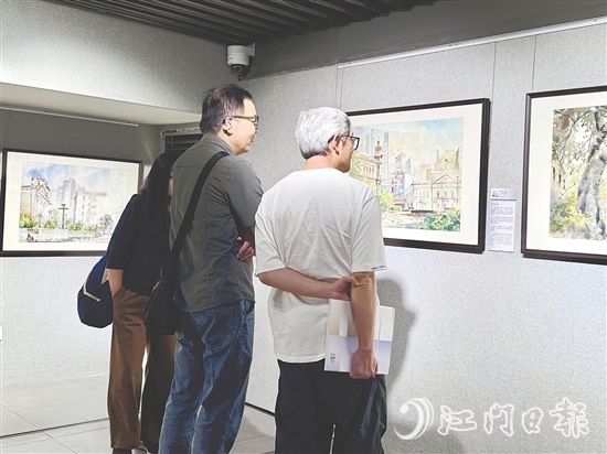 展览吸引了不少市民前来参观。