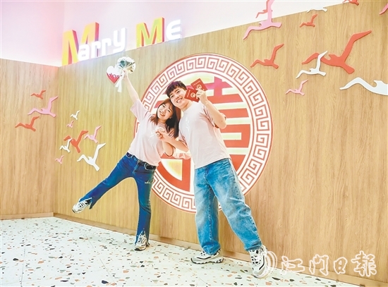 江海区婚姻登记处布置了温馨浪漫的氛围，吸引新人打卡留念。刘琼