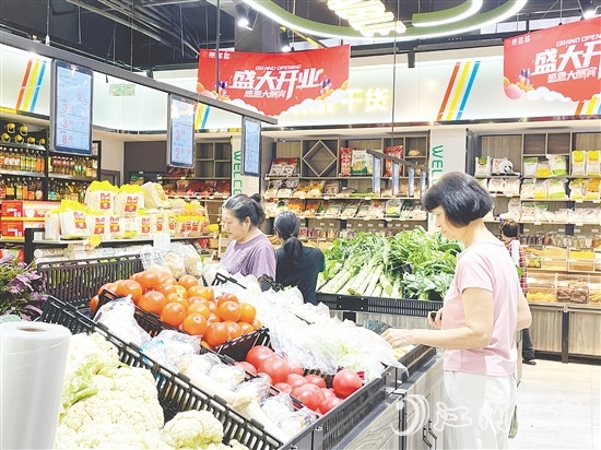 菜市场变身生鲜超市，吸引周边居民前来选购。