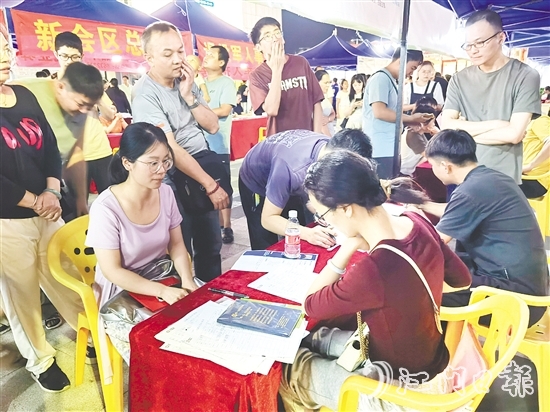 招聘会现场，求职者与企业精准对接。