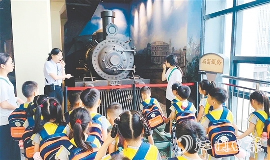 学校组织学生走进台山市博物馆，通过实地参观和互动体验，更加深入地了解家乡历史文化。