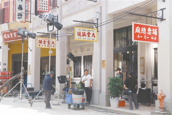 《风与潮》剧组正在赤坎华侨古镇拍摄。