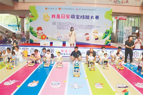 萌娃们憨态十足，现场笑声阵阵。