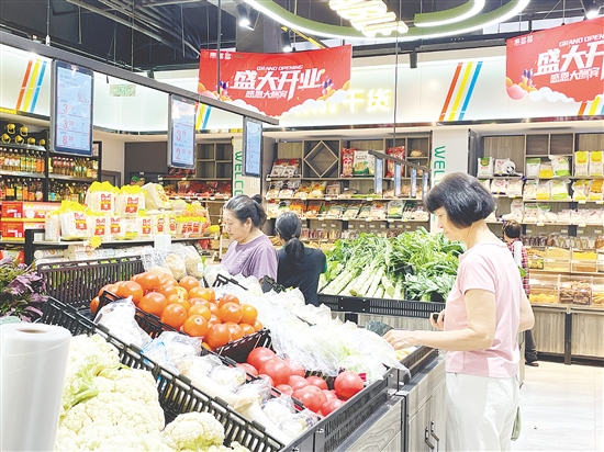菜市场变身生鲜超市，吸引周边居民前来选购。