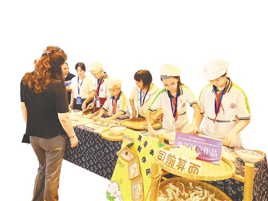 司前镇石步小学学生正“沉浸式”体验非遗“司前其面食俗”，打造独具匠心的劳动课程。