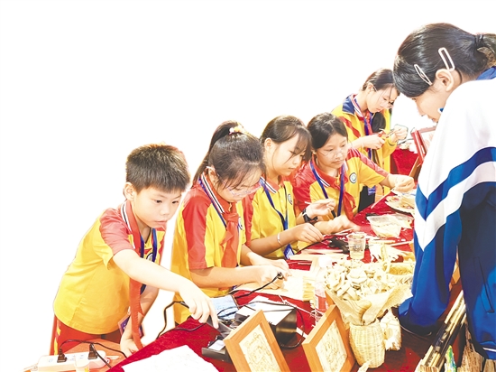 大泽镇吕金铨学校开设葵艺课程，教授学生葵艺知识和烙画技能。