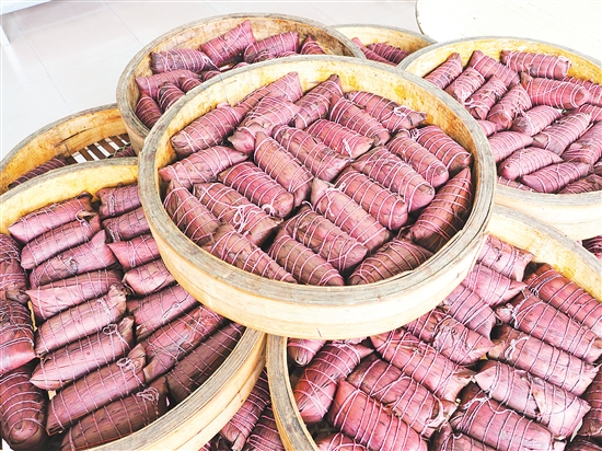 文龙甜品粽子店制作的枧水粽颜独特，粽叶呈现紫红色。