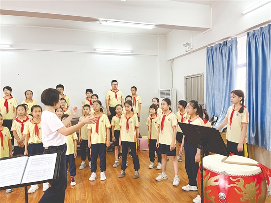 每个学期，沙坪街道第七小学都会制定教学计划，结合学生实际情况选取训练曲目，以循序渐进的模式开展合唱教学。