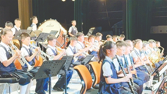 沙坪街道第七小学组建管弦乐团，让学生接触更多声乐演奏形式，提高他们的音乐素养，培养他们的团队合作精神。