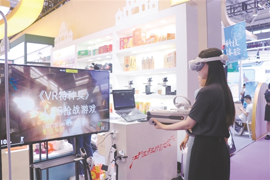 在文博会上，VR/AR枪战电竞系统成为“流量担当”，吸引游客体验。