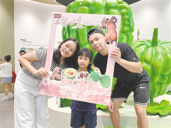 寻味体验团成员在杜阮凉瓜博览馆打卡。