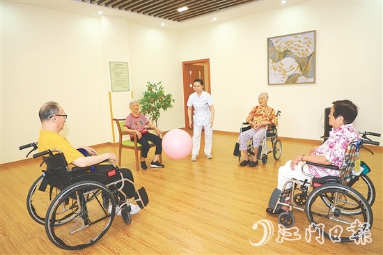 新会区养老中心定期安排活动，让入住长者的晚年生活过得充实而有趣。