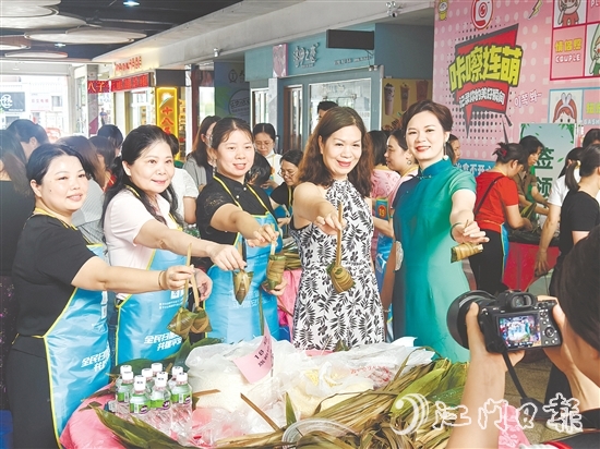 恩平市举办慈善包粽活动，这是这座“感恩之城”一年一度的温情盛会。