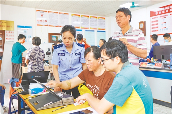 活动为群众提供“现场拍照+当场办证”“一站式”办理便民服务。