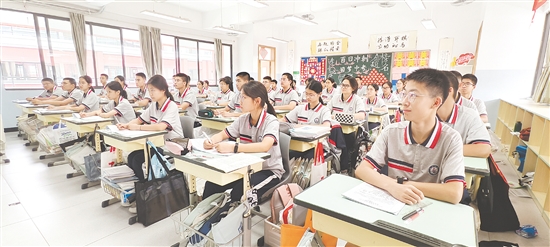 紫茶中学学生以良好的精神面貌迎接中考。