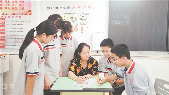 江门市第一中学景贤学校人才岛校区师生认真复习备考。