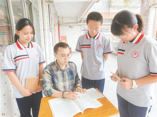 江门市第一中学景贤学校跃进路校区学生认真向老师请教。