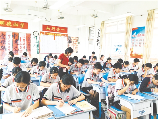 江门市棠下初级中学学生在专心备考。