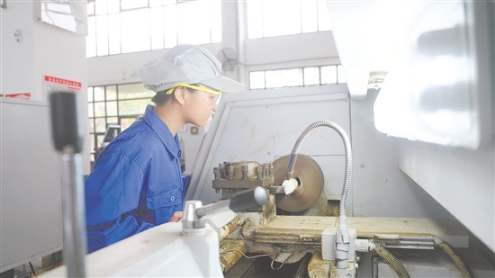 中职学子在认真实训。 中职学子在认真实训。