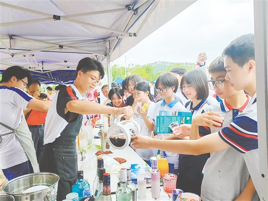 烹饪专业中职学子的茶饮作品颇受欢迎。 烹饪专业中职学子的茶饮作品颇受欢迎。