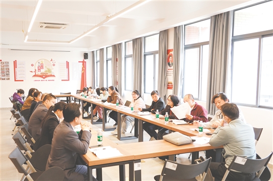 教研会议,教师们认真研讨。 教研会议,教师们认真研讨。