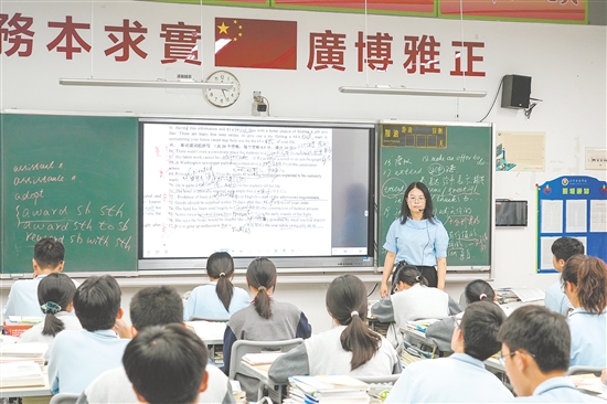 教师认真授课。 教师认真授课。