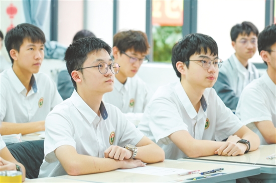 学生精神抖擞。 学生精神抖擞。