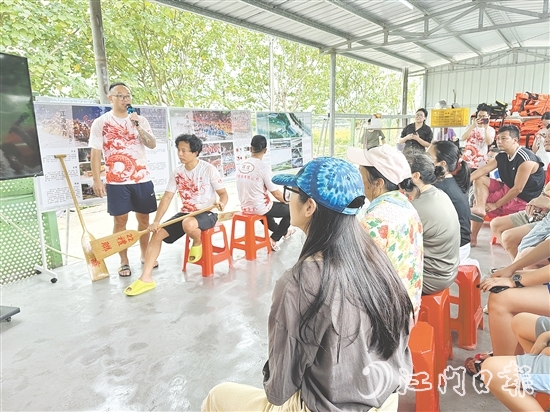 礼乐中正坊教练对新市民进行龙舟基本培训。