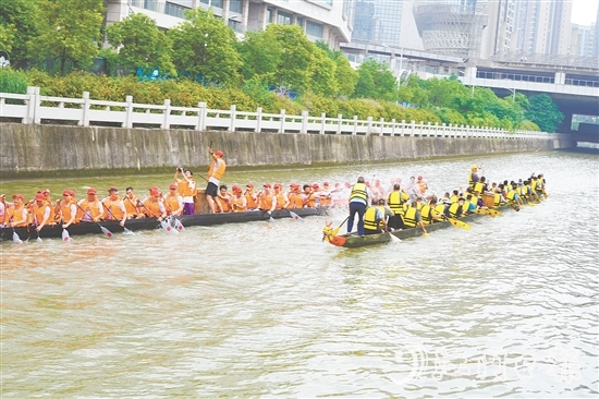 为迎接端午龙舟巡游活动，外海组织龙舟训练。