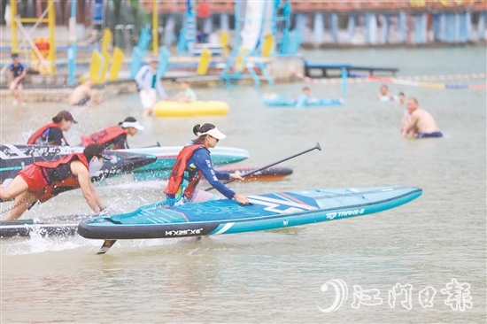 选手们以最快速度冲向终点。 选手们以最快速度冲向终点。